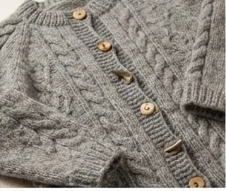 Strikket cardigan med snoninger og knapper