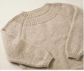 Strikket sweater med rundt bærestykke